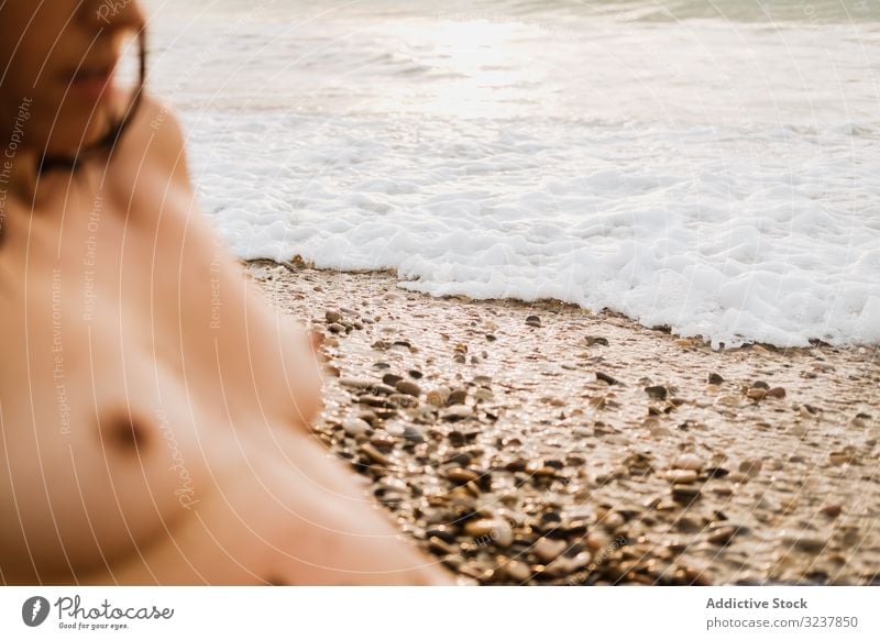 Nackte Frau in der Nähe von Meereswellen liegend nackt MEER erotisch sexy sinnlich frei verführerisch oben ohne Eleganz Brust Körper Haut entkleidet unbedeckt