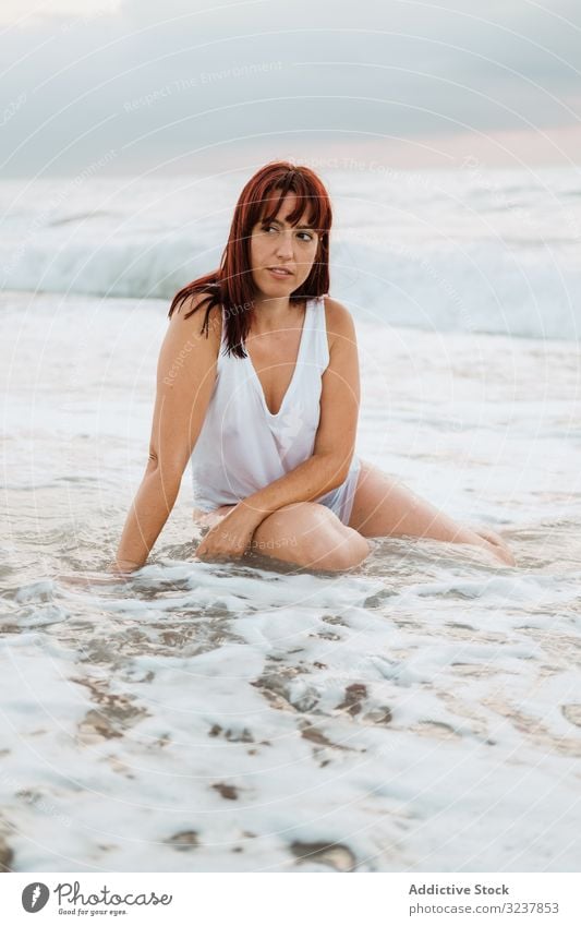Ingwerfrau entspannt sich bei Sonnenuntergang am Strand Frau MEER Rotschopf sinnlich frei träumend friedlich verführerisch Eleganz Körper Figur Meer Wellen