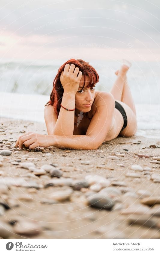 Nackte Frau in der Nähe von Meereswellen liegend nackt MEER erotisch sexy sinnlich frei verführerisch oben ohne Eleganz Brust Körper Haut entkleidet unbedeckt