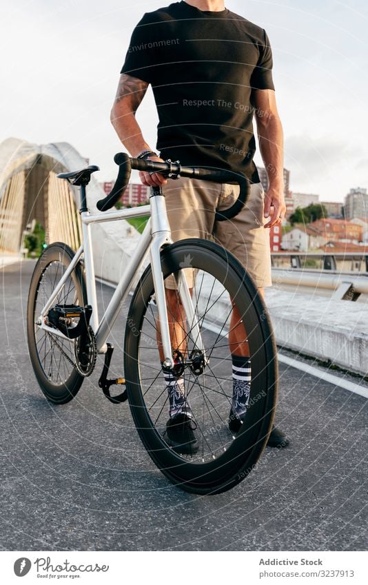 Mann mit Fahrrad auf Brücke stehend Großstadt Gebäude modern aktiv Sommer Radfahrer Weg Übung Mitfahrgelegenheit Erholung Sport Gesundheit Abenteuer Gerät