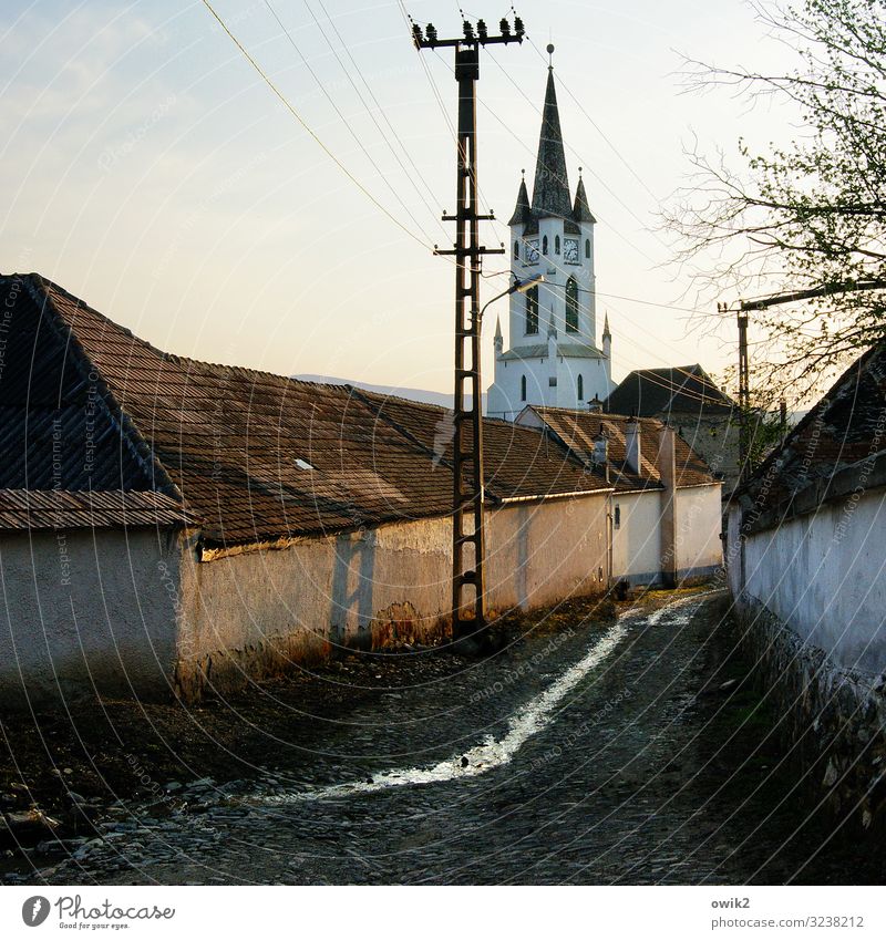 Transsilvanien, Dorf mit Uhrturm Ferne Himmel Wolken Schönes Wetter Baum Garbova Rumänien Siebenbürgen Osteuropa bevölkert Haus Kirche Bauwerk Gebäude