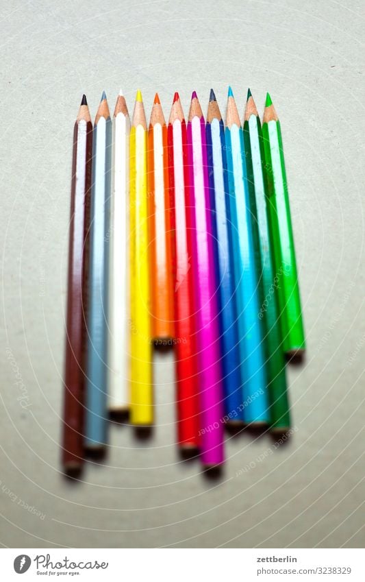 Stifte bilden ungefähr einen Regenbogen mehrfarbig Farbstift Farbe Farbenspiel Farbverlauf Grafik u. Illustration Mediengestalter Grafiker illustrieren