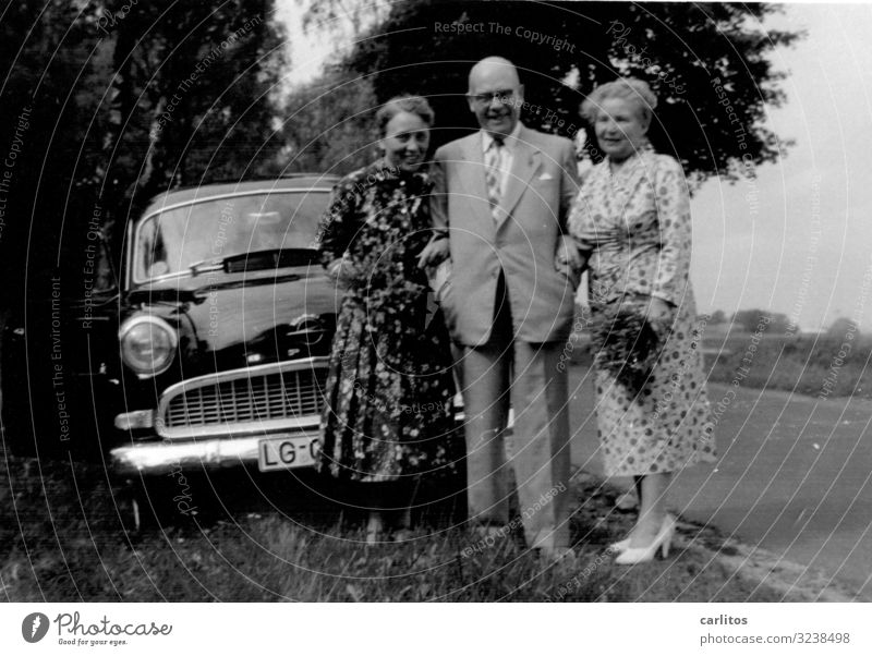 Sonntagsausflug Sechziger Jahre Vergangenheit Wirtschaftswunder Stolz Reichtum PKW Mobilität Ausflug Ausfahrt Körperhaltung Erinnerung erinnern Opel
