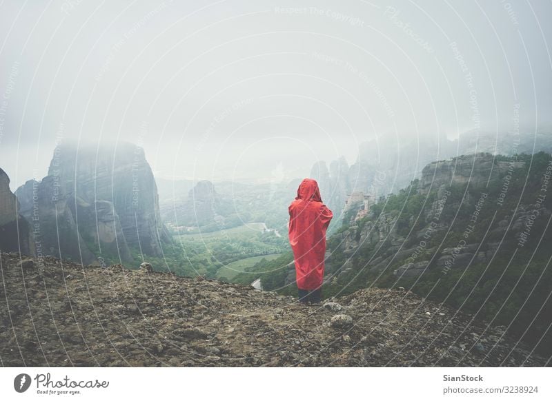 Frau mit rotem Regenmantel in der Landschaft der Meteora-Felsen, Griechenland schön Ferien & Urlaub & Reisen Tourismus Sommer Berge u. Gebirge wandern