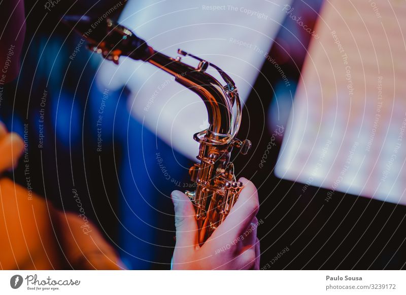 Nahaufnahme einer Hand, die ein Saxophon hält Musik Saxophonspieler Musiker Mensch Jugendliche Messing elegant Blues Klang Klassik klassisch professionell