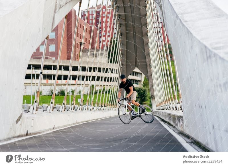 Mann fährt Fahrrad auf Fußgängerbrücke Großstadt Mitfahrgelegenheit Brücke modern aktiv sportlich Sommer männlich Erwachsener Verschlussdeckel Radfahrer