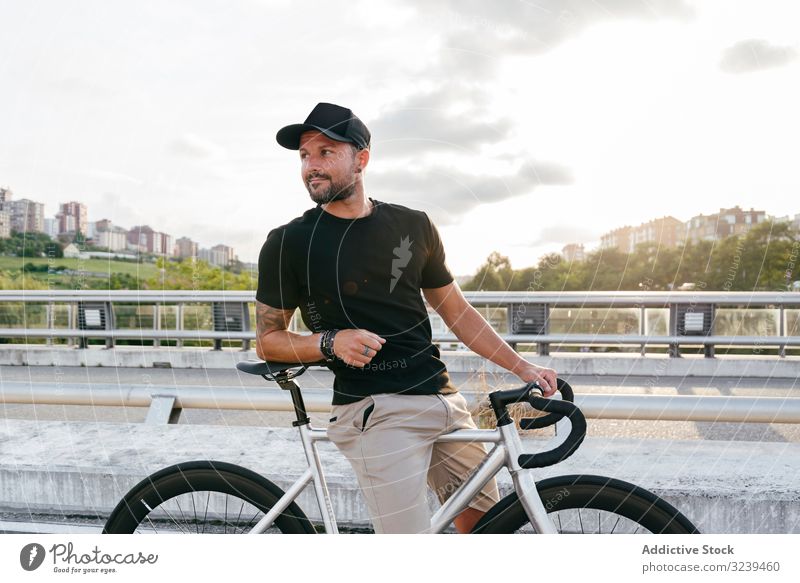 Frohlicher Mann Mit Fahrrad Auf Steg Stehend Ein Lizenzfreies Stock Foto Von Photocase