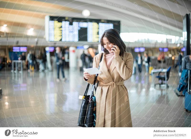 Frau benutzt Smartphone am Flughafen Reisender Texten Wartehalle Abheben Flugzeug Mobile Geschäftsfrau Terminal Telefon Browsen zuschauend benutzend Surfen
