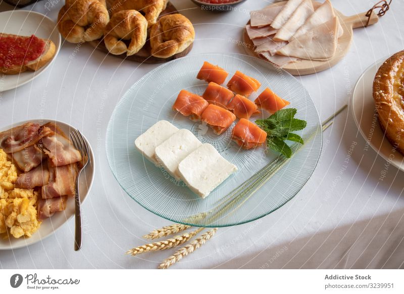 Stilvolle Meeresfrüchteplatte mit Käse als Snack Frühstück Tisch Einstellung lecker Gesundheit Fisch Lachs Feinschmecker Teller Speise Fleisch rot Küche