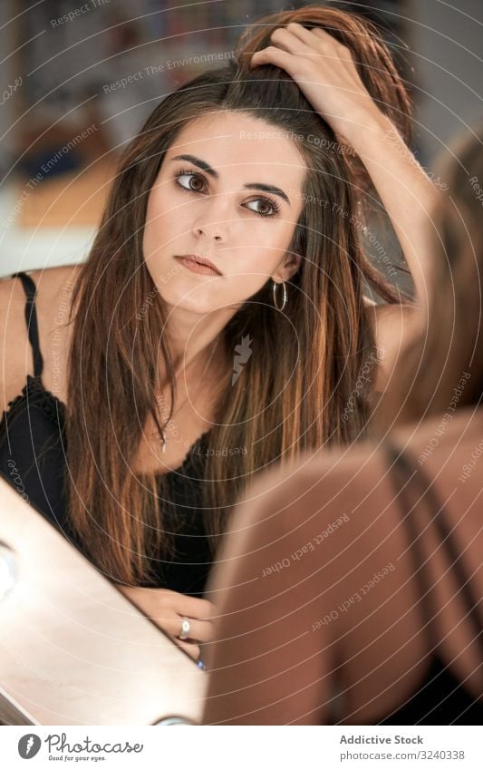 Frau schaut nach dem Schminken in den Spiegel Kosmetik Salon Make-up Pflege Reflexion & Spiegelung Behandlung Gerät Stil bequem Schönheit Innenbereich Design