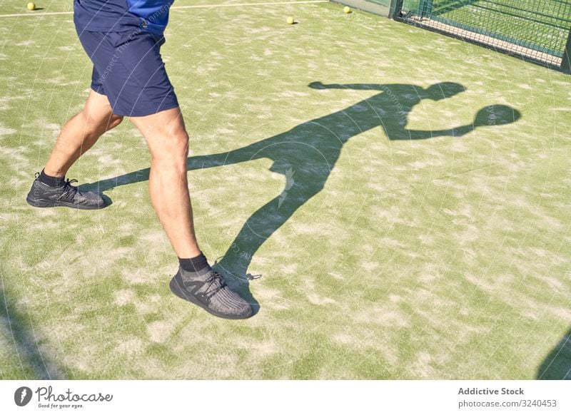 Nahaufnahme einiger Beine auf einem Tennisplatz allein im Freien jung Lifestyle Training sportlich Sport Übung Erwachsener Person Gesundheit Sommer außerhalb