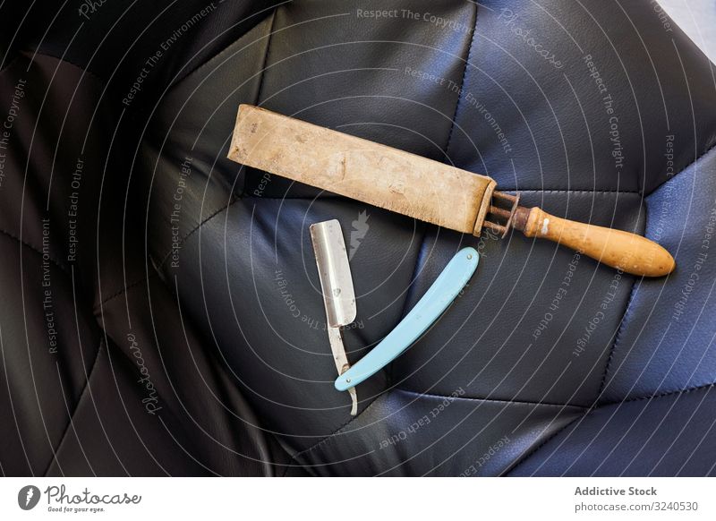 Messer und Werkzeug, um es in einen Sessel zu schleifen Armsessel antik altehrwürdig Grinden Schleifen Rasierer Textur handgefertigt Haarschnitt Handel Friseur