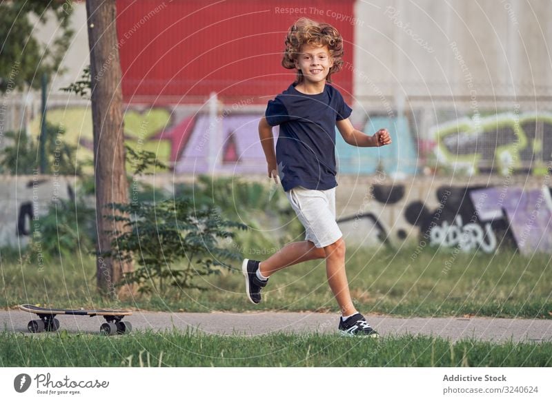 Kleine Schlittschuhläuferin im Park Junge laufen Spaß Skateboard Weg Lächeln lässig Großstadt urban Lifestyle Erholung Sommer Glück Freude heiter Kind Gasse