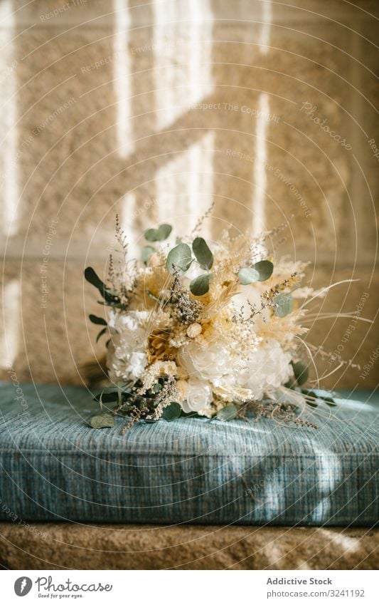 Elegantes Bouquet auf weichem Kissen Blumenstrauß elegant rustikal heimwärts Fenster Hochzeit Gardine Dekor präsentieren romantisch Feier geblümt Blütezeit