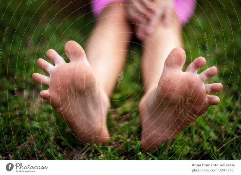 Gespreizte Zehen Freude Erholung Freiheit Sommer Garten Kind Mädchen Jugendliche Fuß 8-13 Jahre Kindheit Frühling Wärme Gras Park genießen sitzen dreckig lustig