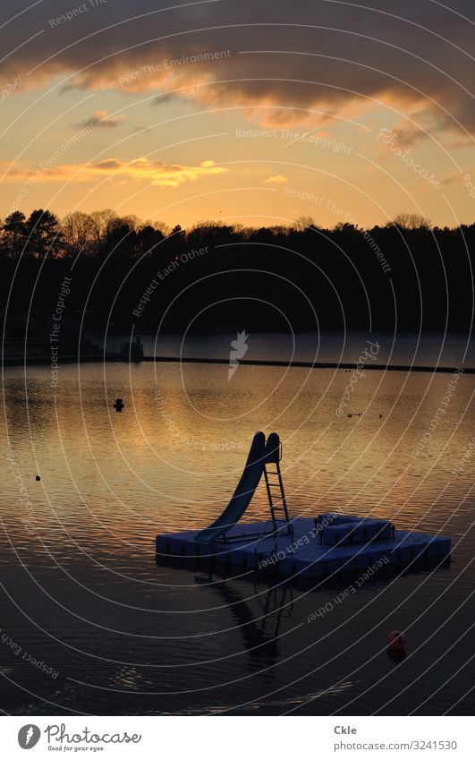 Zukunft Freude Abenteuer Freiheit Wassersport Schwimmen & Baden Rutsche Sportstätten Schwimmbad Feierabend Skulptur Umwelt Himmel Wolken Gewitterwolken