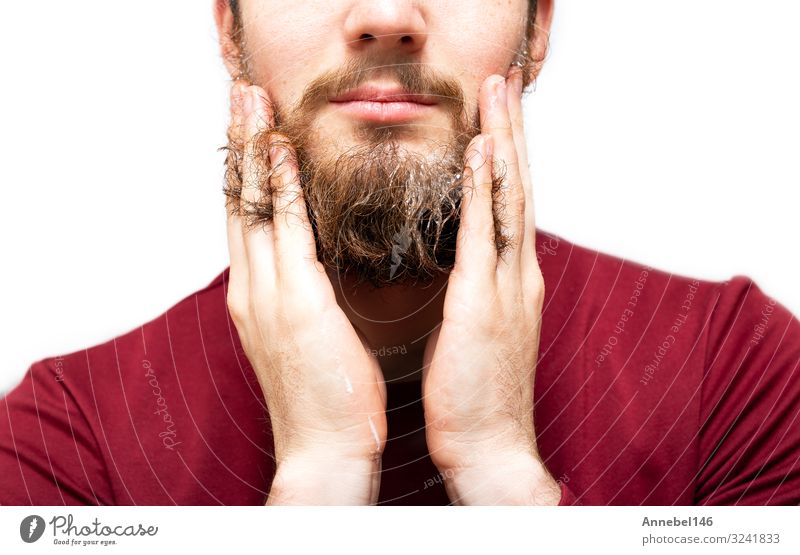 Mann mit Bartseife oder Shampoo zur Auffrischung des Bartes, Konzept für gesunde Schönheit und Hautpflege. sauber und frisch isoliert auf weißem Hintergrund Nahaufnahme
