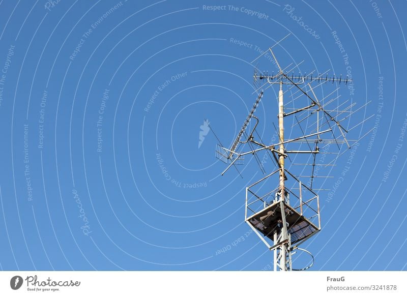 auf Empfang... Mast Plattform Geländer Metall Antennen viele Telekommunikation Technik & Technologie Signal Informationstechnologie Funktechnik Himmel blau