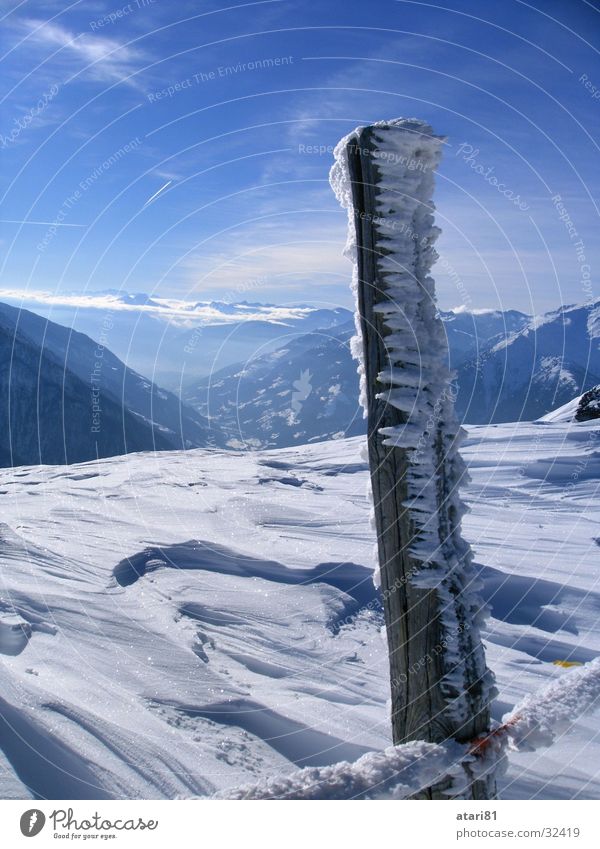 der Pfosten... kalt Zaun Winter Schnee Eis Eiszapfen Kristallstrukturen Himmel blau