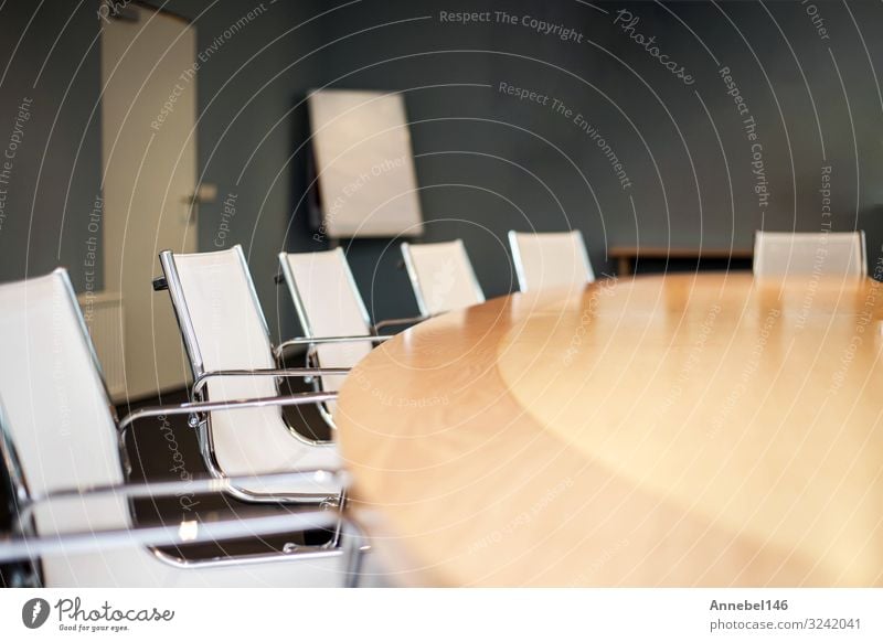 Modern eingerichteter Konferenzraum mit schönem Design in Nahaufnahme Möbel Schreibtisch Stuhl Tisch Erwachsenenbildung Arbeit & Erwerbstätigkeit Arbeitsplatz