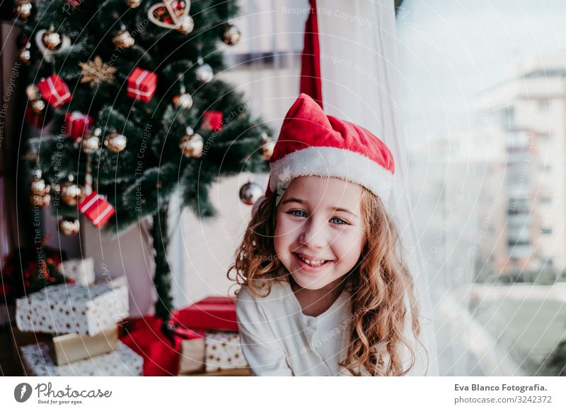 Porträt des schönen Mädchens zu Hause am Weihnachtsbaum Lifestyle Freude Windstille Winter feminin Kleinkind Schwester Familie & Verwandtschaft 1 Mensch