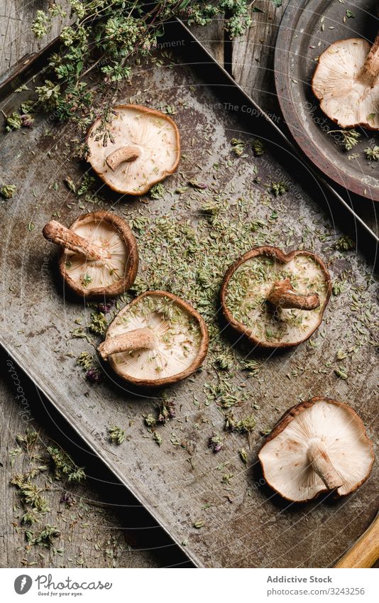 Haufen frischer brauner Champignons auf rustikalem Holztisch Pilz Bestandteil Küche Essen zubereiten Ernährung Shiitake Lebensmittel Mahlzeit kultiviert