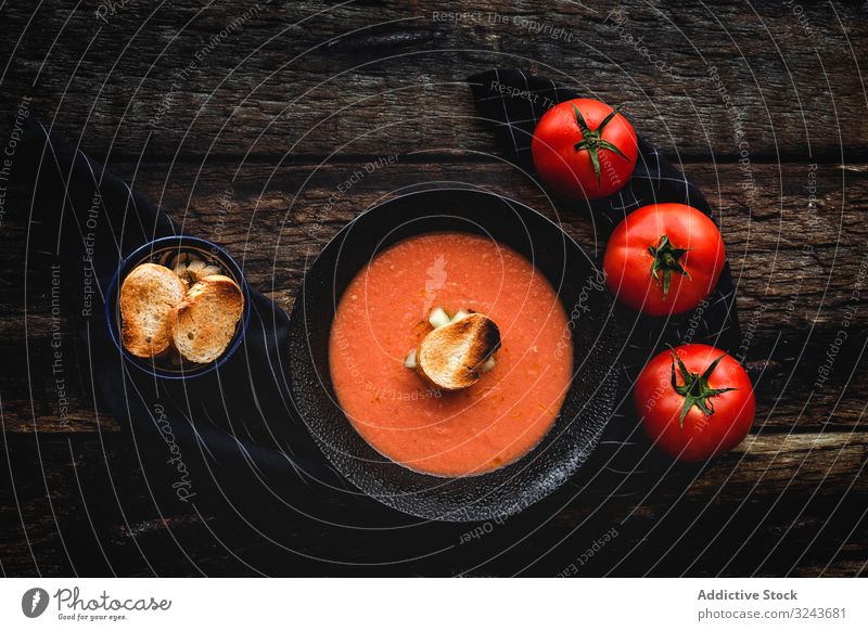 Hausgemachte typisch spanische Gazpacho. Tomatensuppe Suppe Vegetarier Gemüse salmorejo Lebensmittel rot Gesundheit gesunde Ernährung Schalen & Schüsseln Entzug