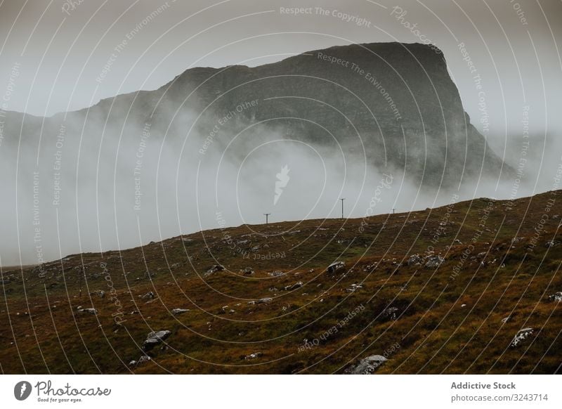 Von Nebel bedeckte Felshügel in Schottland Landschaft Hügel malerisch Natur halbdunkel Berghang Tal vereinigtes königreich felsig Berge u. Gebirge Wildnis dick