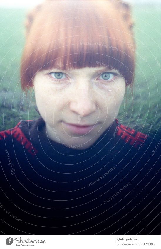 Dokument #2011 feminin Junge Frau Jugendliche Haare & Frisuren Gesicht Mensch 18-30 Jahre Erwachsene Pullover rothaarig Blick authentisch einfach einzigartig