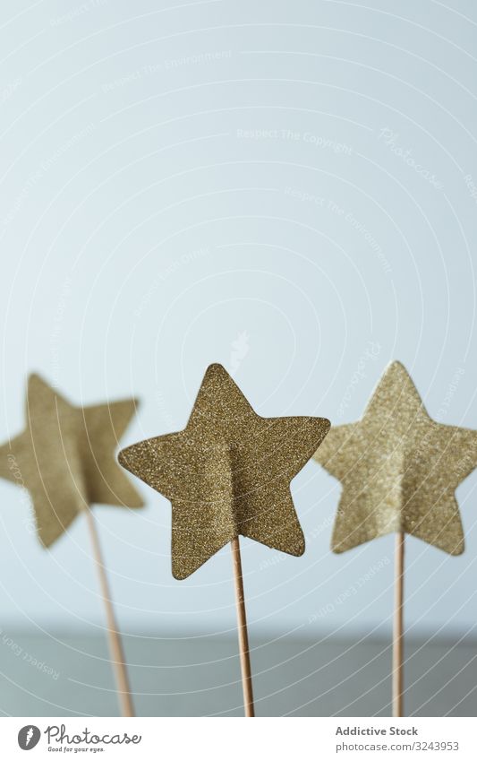 Ausgeschnittene goldene Sterne auf Stab zur Dekoration Weihnachten Dekoration & Verzierung Feier Feiertag Saison präsentieren Papierkram festlich Glitter