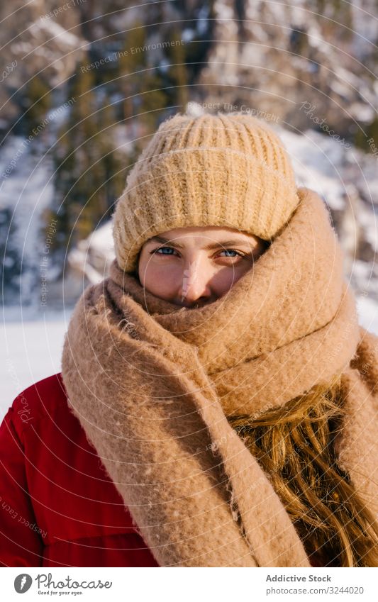 Gefrorene Frau am Wintertag in Schal gehüllt kalt eingewickelt gefroren Sibirien verschneite Berge u. Gebirge Natur Felsen Hügel Russland Umwelt wild Abenteuer