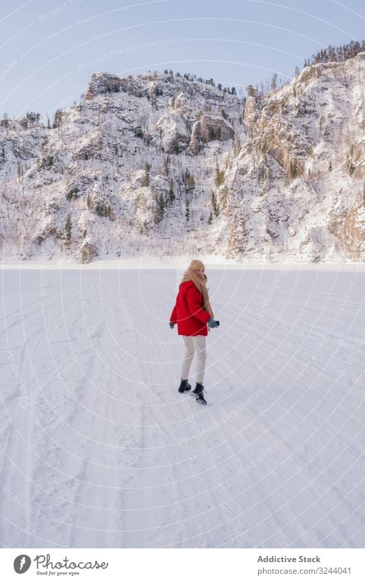 Gefrorene Frau am Wintertag in Schal gehüllt kalt eingewickelt gefroren Sibirien verschneite Berge u. Gebirge Natur Felsen Hügel Russland Umwelt wild Abenteuer