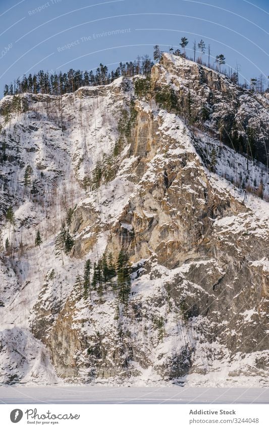 Winterlandschaft mit schneebedeckten Felsen und blauem Himmel Tal verschneite Berge u. Gebirge Sibirien Landschaft Natur Hügel kalt malerisch Russland Umwelt