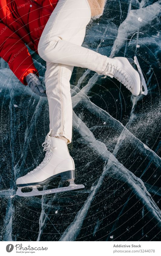 Glückliche Frau in Schlittschuhen auf dem Eis liegend genießen Lügen Winter Fluss gefroren Sibirien Natur Freiheit kalt Russland jung Spaß Abenteuer Aktivität