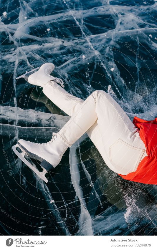 Glückliche Frau in Schlittschuhen auf dem Eis liegend genießen Lügen Winter Fluss gefroren Sibirien Natur Freiheit kalt Russland jung Spaß Abenteuer Aktivität