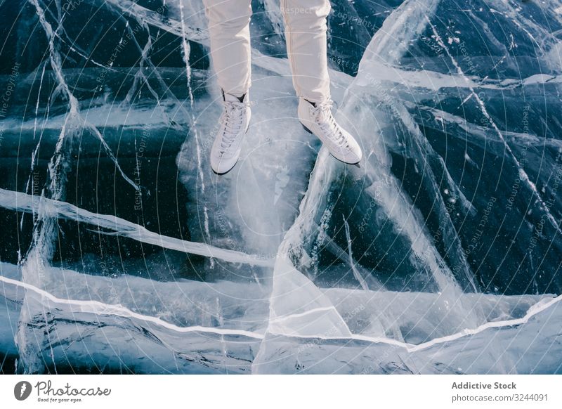 Frau läuft Schlittschuh auf gefrorenem Fluss Schlittschuhlaufen Eis Winter Berge u. Gebirge Felsen kalt Sibirien Aktivität Natur Sportbekleidung Russland