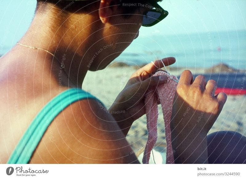 Frau häkelt am Strand. Erholung Freizeit & Hobby Handarbeit Ferien & Urlaub & Reisen Tourismus Sommer Sommerurlaub Meer Mensch feminin Erwachsene Umwelt Natur
