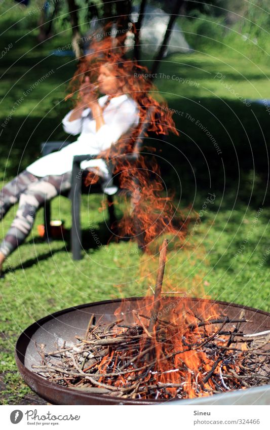 Rauchende Frau am Feuer Raucherin Zigarette Lagerfeuer Feuerschale Sommer Grillen Garten Wochenende Enspannung Wärme Holz brennen Brennendes Holz Flamme Glut