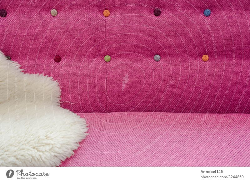 Nahaufnahme des Hintergrundes aus rosa Farbe weichem Samt Reichtum Stil Design Dekoration & Verzierung Möbel Sofa Mode Stoff modern retro Geborgenheit bequem
