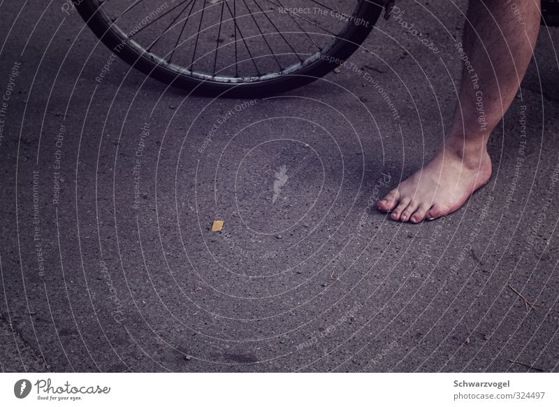 standby maskulin Beine Fuß 1 Mensch Fahrradfahren stehen warten grau Zufriedenheit Freiheit Freizeit & Hobby Gelassenheit Barfuß Asphalt Farbfoto