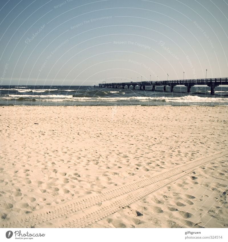 strandspuren Urelemente Sand Wasser Himmel Wolkenloser Himmel Horizont Schönes Wetter Wellen Küste Strand Ostsee Brücke Freude Seebrücke Ahlbeck Usedom
