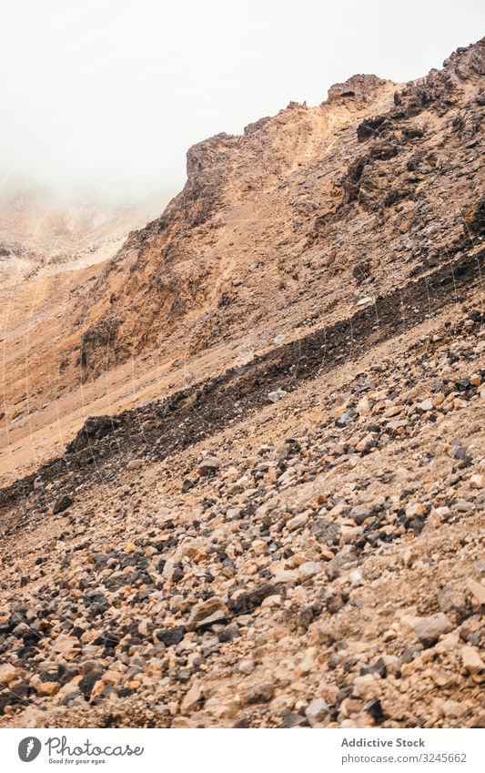 Klippen bei Neuseeland Felsen Berge u. Gebirge wolkig Himmel grau Sträucher Stein malerisch Landschaft Natur Gipfel Abenteuer extrem wandern Trekking Hügel