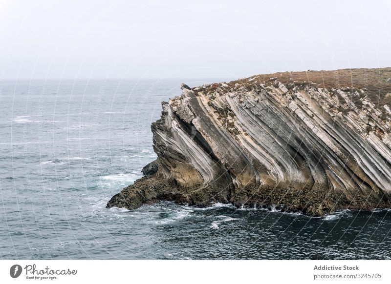 Felsformationen auf der Insel Baleal an der Atlantikküste an einem nebligen Tag. Peniche, Portugal peniche baleal Balealeninsel Brandung Tourismus Steine felsig