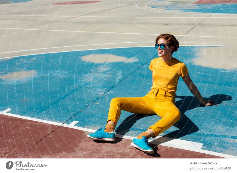 Trendige junge Frau auf dem Spielplatz an einem sonnigen Tag Stirnrunzeln Teenager cool tausendjährig farbenfroh urban Sommer Stil Farbe pulsierend lebhaft