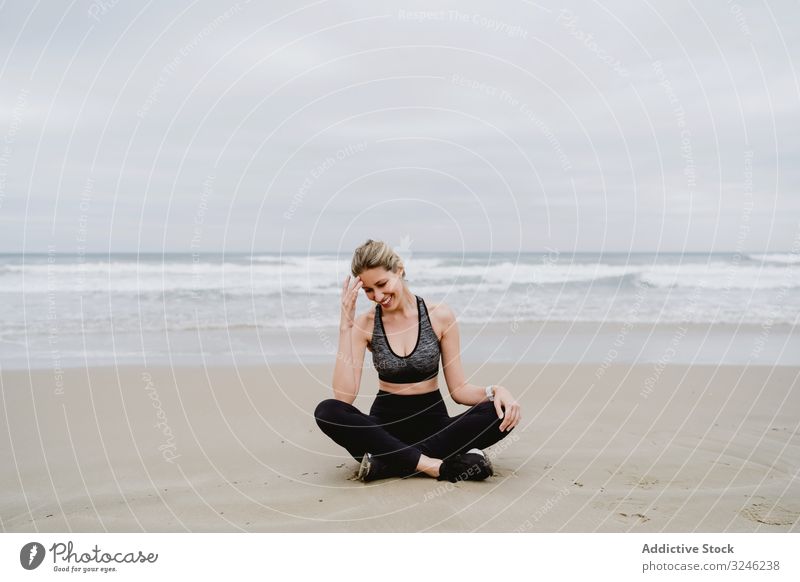 Am Strand meditierende Frau Yoga üben MEER Meer Übung Gleichgewicht Training jung Athlet aktiv Windstille Ruhe Sportbekleidung Körper Fitness Gesundheit