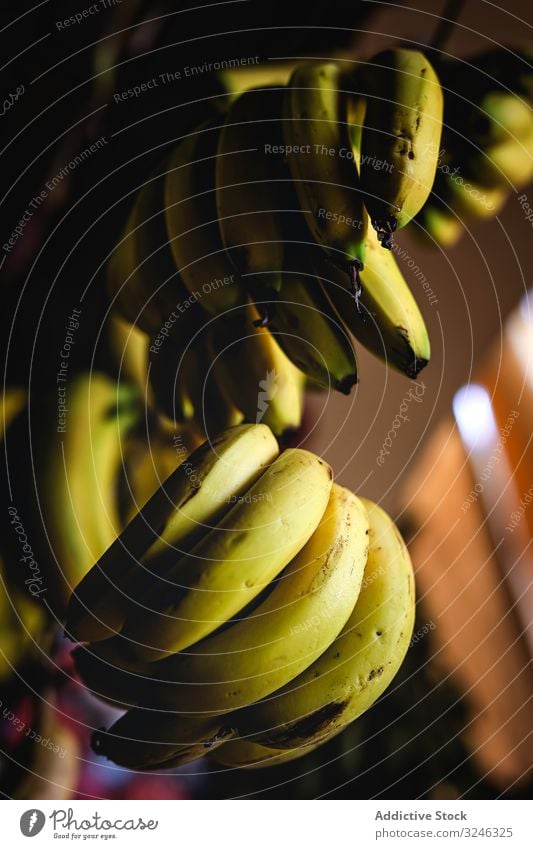 Straßenmarkt des Sortiments an frischem Obst und Gemüse Bananen Lebensmittel Markt Frucht organisch gesunde Ernährung farbenfroh grün Verkaufswagen natürlich