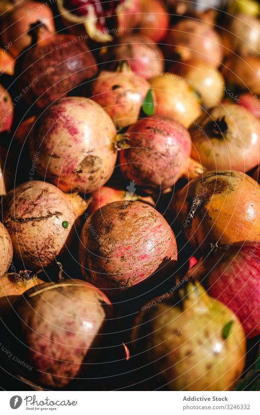 Straßenmarkt des Sortiments an frischem Obst und Gemüse Granatapfel Lebensmittel Markt Frucht organisch gesunde Ernährung farbenfroh grün Verkaufswagen
