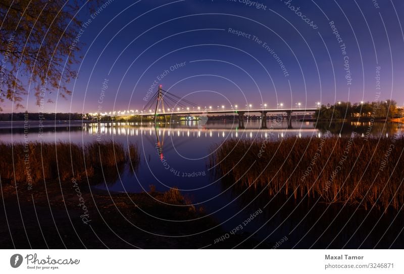 Blick auf die Pivnichnyi-Brücke über den Dnjepr in Kiew Sommer Sonne Natur Landschaft Himmel Wolken Horizont Herbst Baum Wald Fluss Skyline hell blau rot