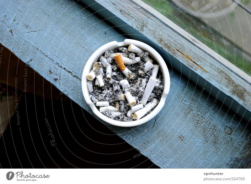 Aschenbecher voller Stummel auf einem hölzernen Fensterbrett. Anzeige Zigarre Zigarette Zigaretten Rauch Rauchen