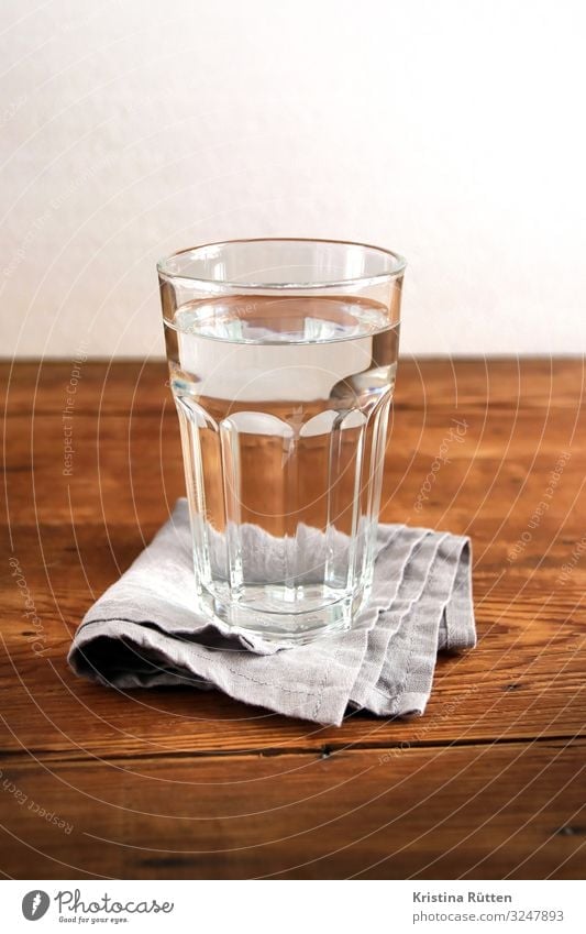 glas wasser Getränk trinken Erfrischungsgetränk Trinkwasser Glas Wasser Flüssigkeit kalt Sauberkeit rein Wasserglas leitungswasser Mineralwasser still klar
